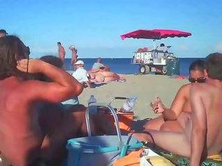 Milf colpi suo suitor su nuda spiaggia da guardoni