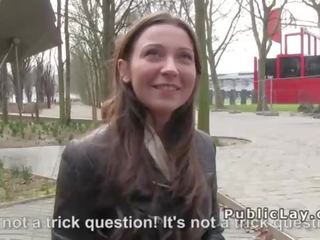 Belgisch hottie zuigt piemel in publiek