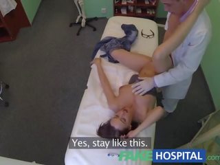 Fakehospital esperto prende palle profondo con bisex paziente mentre compagno