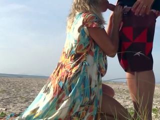 Verklig amatör offentlig stående vuxen filma risky på den strand ! människor walking nära