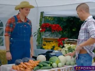 Cliente folla la farmers esposa en público en la mercado