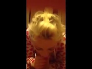 Attraktiv blond ehefrau im pyjamas saugt phallus
