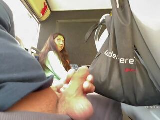 Een vreemdeling schoolmeisje jerked af en zoog mijn putz in een publiek bus vol van mensen